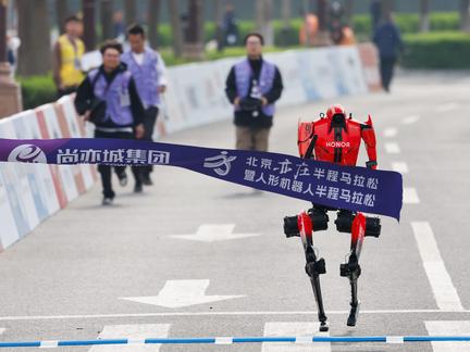 Robot Smashes Half-Marathon Record