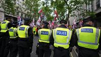 Rival protests shut London