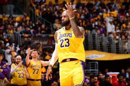 Lakers upset Rockets in opener