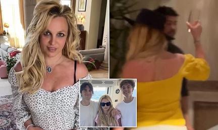 Britney Spears enters rehab