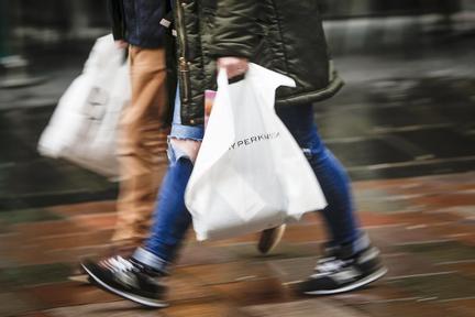 UK retail sales rise on fuel dash