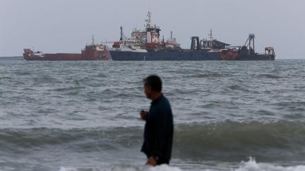 US-Iran strikes flare after month-long pause