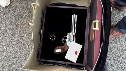 Erdogan Gifts Revolvers to Leaders