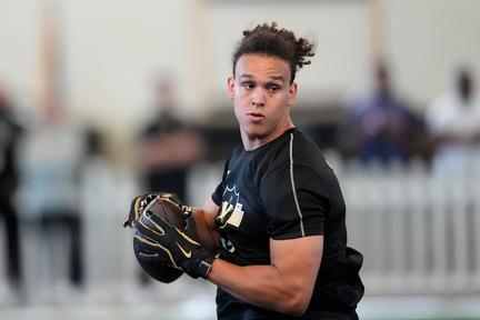 Eagles trade for Greenard