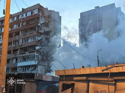 Russia hits Kyiv in 'longest barrage'