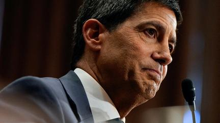 Fed Holds Rates, Signals Possible Hike Under Warsh