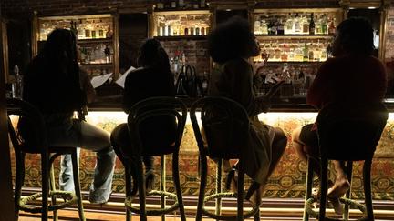 Phone-Free Bars on the Rise