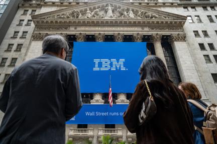 IBM Shares Plunge 25% on Revenue Warning