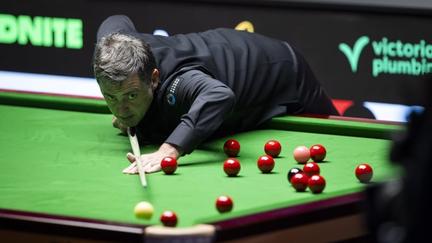 Ronnie O'Sullivan cruises at Crucible