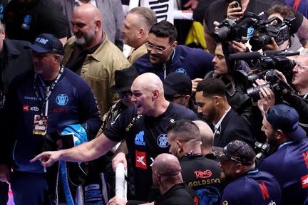 Fury beats Makhmudov on return