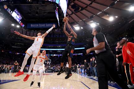 Hawks Stun Knicks in Game 2