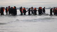Migrants die off French coast