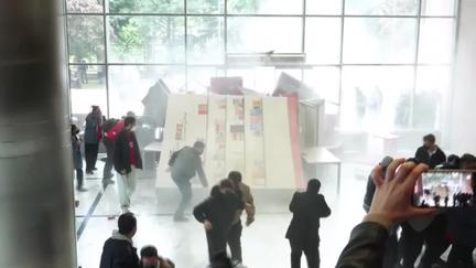 Turkish police storm CHP headquarters