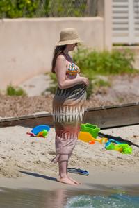 Anne Hathaway Reveals Third Pregnancy