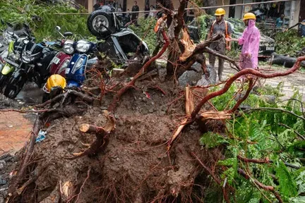 Mumbai Deluge Kills Six, Sparks Travel Chaos