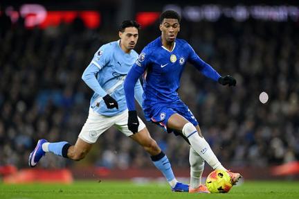 Man City Chases Arsenal