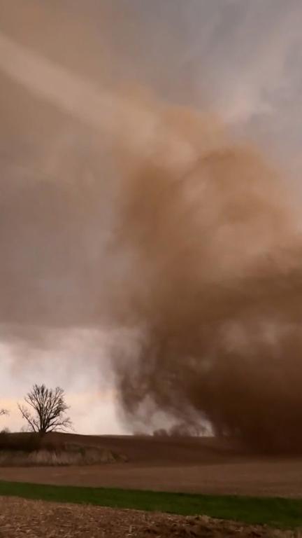 Tornadoes strike U.S. Midwest