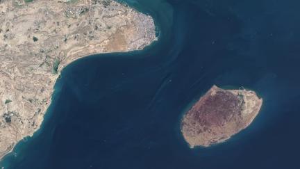 US strikes Iranian launchers near Strait of Hormuz