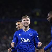 Dewsbury-Hall Rescues Everton at Brentford