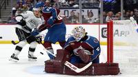 Avalanche Edge Kings in Opener