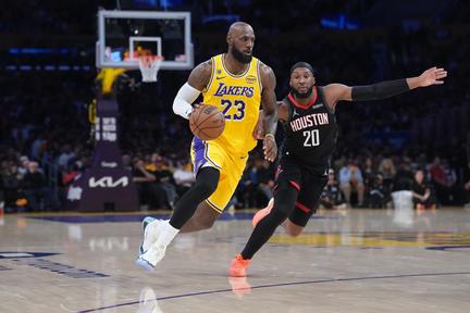 Lakers upset Rockets in Game 1
