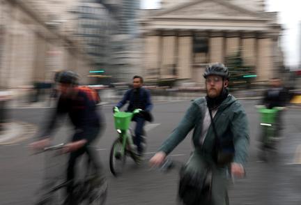 UK unemployment falls to 4.9%