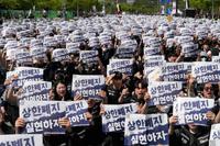 Samsung workers threaten historic strike