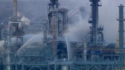Fire hits Australian oil refinery