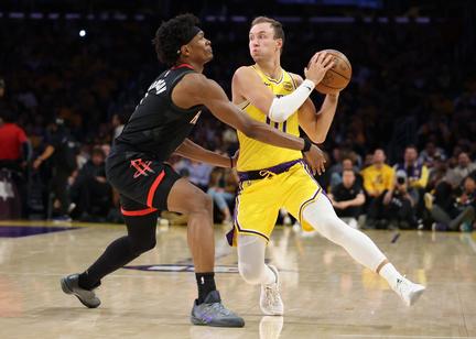 Lakers upset Rockets in Game 1