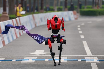 Robot sets half-marathon record