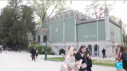 Venice Biennale jury resigns