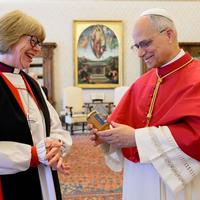 Pope meets female Anglican leader