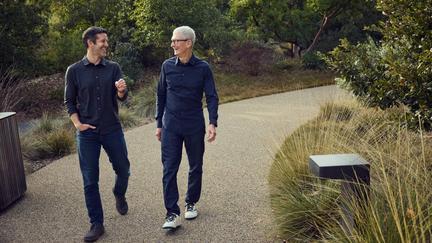 Apple CEO Tim Cook steps down