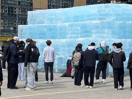 Drake's ice sculpture draws crowds