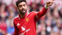 Fernandes equals assist record